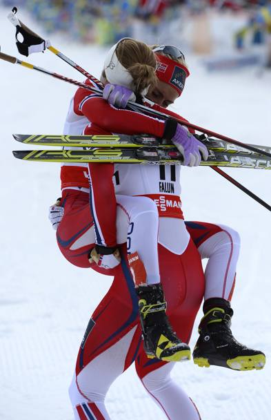 Un abbraccio da podio: la bellissima Therese Johaug e Astrid Jacobsen d&#39;oro e d&#39;argento nella combinata di Falun ai Mondiali. Afp